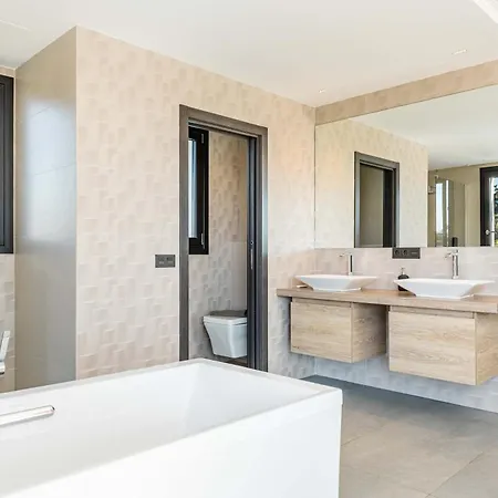 El Paraiso Cinema Gym Pool Lounge Parking וילה אסטפונה