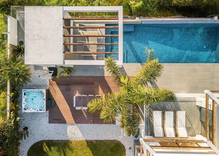 El Paraiso Cinema Gym Pool Lounge Parking *