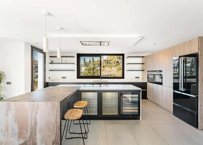 El Paraiso Cinema Gym Pool Lounge Parking