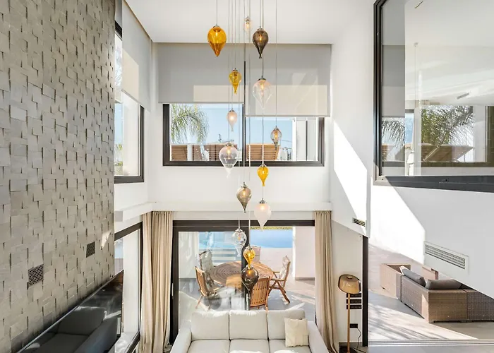 El Paraiso Cinema Gym Pool Lounge Parking Villa Estepona