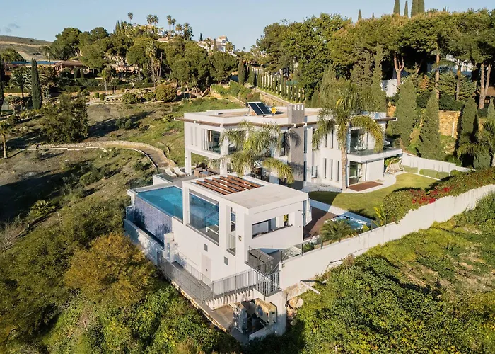 El Paraiso Cinema Gym Pool Lounge Parking Εστεπόνα