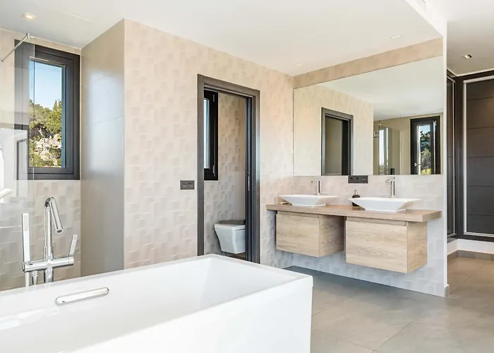 El Paraiso Cinema Gym Pool Lounge Parking Villa Estepona