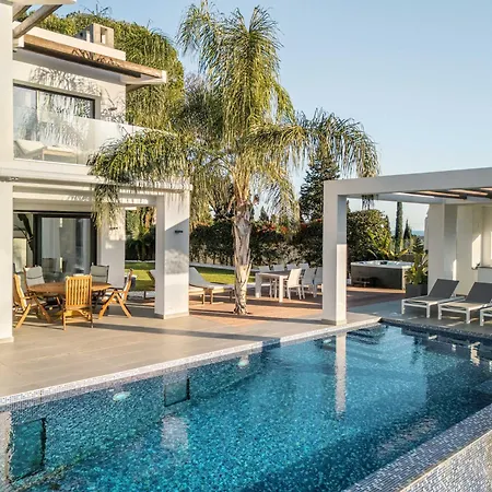 El Paraiso Cinema Gym Pool Lounge Parking Villa Estepona