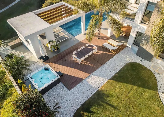 El Paraiso Cinema Gym Pool Lounge Parking Villa