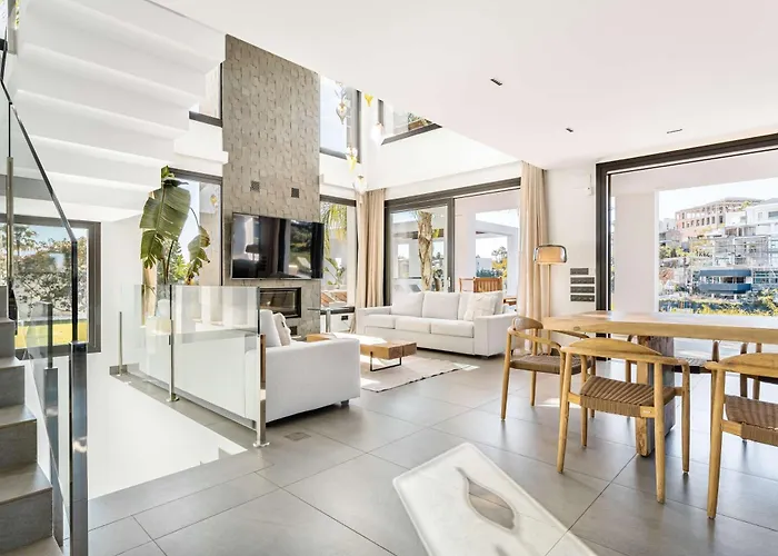 El Paraiso Cinema Gym Pool Lounge Parking Estepona